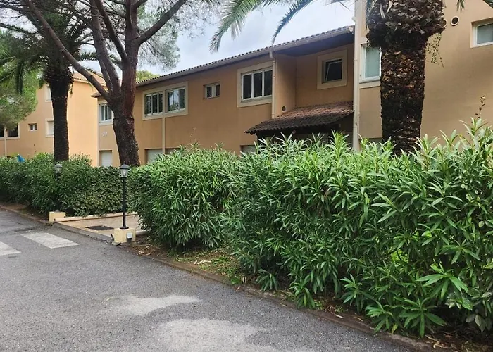 Apartment Avec Jardinet A 2 Min A Pieds De La